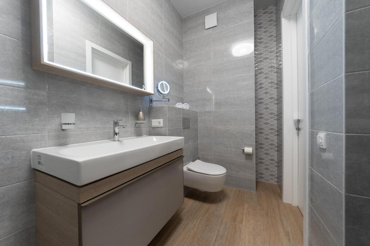 New Modern Apartments. Metro Minskaya Kiev Bagian luar foto