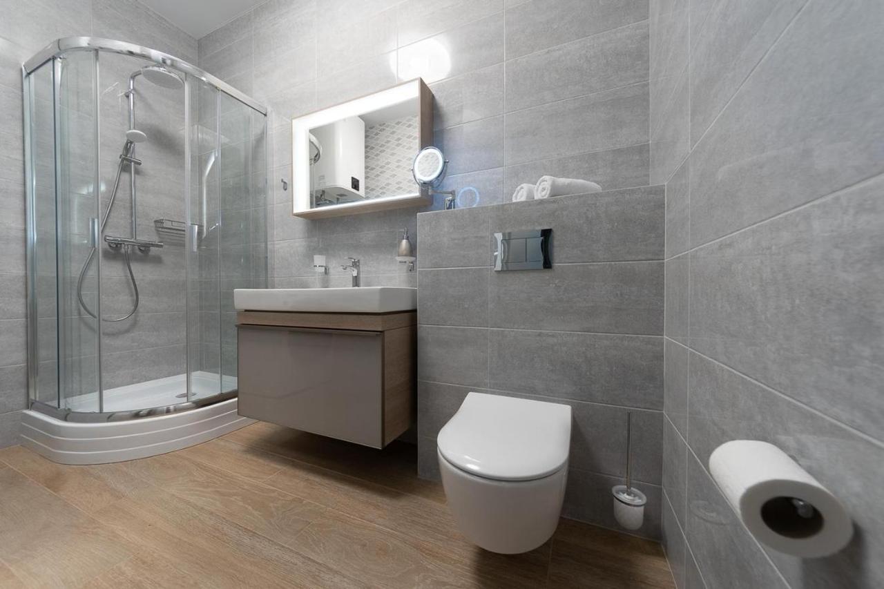 New Modern Apartments. Metro Minskaya Kiev Bagian luar foto
