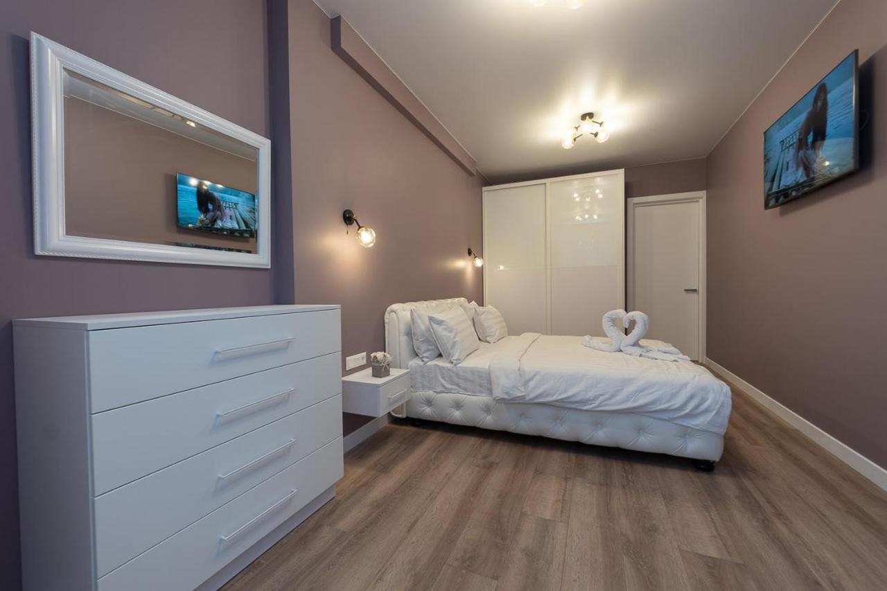 New Modern Apartments. Metro Minskaya Kiev Bagian luar foto