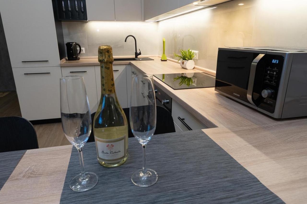 New Modern Apartments. Metro Minskaya Kiev Bagian luar foto